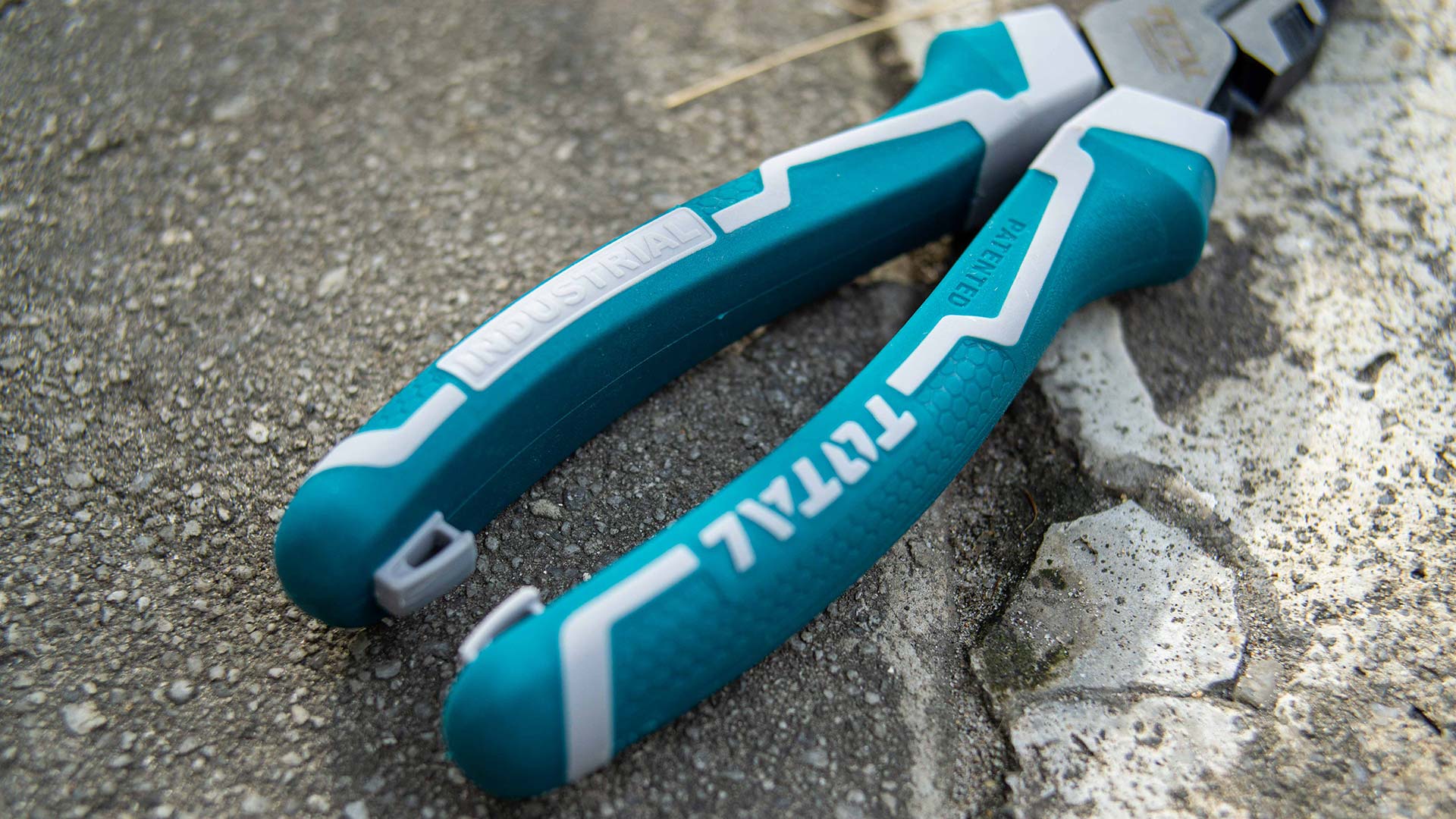 thumbnail image 2 of Total Tools 9-Inch Large High Leverage Combination Pliers With Cutter - THT210906S 2 of 6